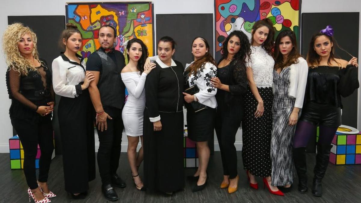 Elenco de ‘Baño de damas’ (desde la izq.): Alennys Méndez, Lucero D’Angelo, Isaniel Rojas, Anne García, la directora Adela Romero, Marianela Pupo, Exarela Romero, Virginia Álvarez, Madeline Harris y Alessandra Sierra.