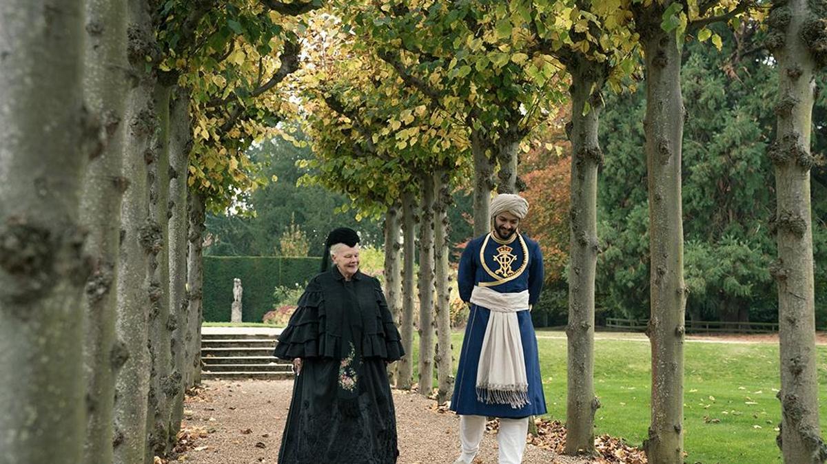 Judi Dench y Ali Fazal en una escena de “Victoria and Abdul” (2017).
