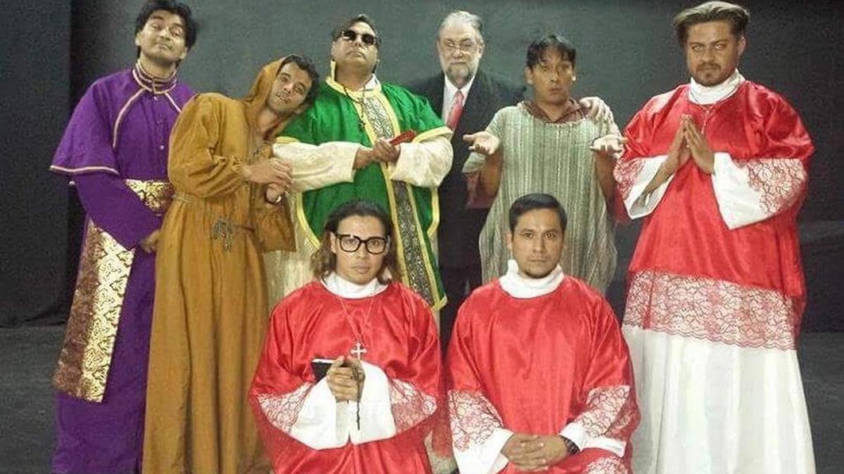 Elenco de ‘Cúcara y Mácara’. Desde la izquierda: David Ponce, Alejandro Gil, Armando Naranjo, Jorge Carrigan, Steven Salgado y Carlos Gudiel. Sentados: Henri Sosa y Luis Hernández.