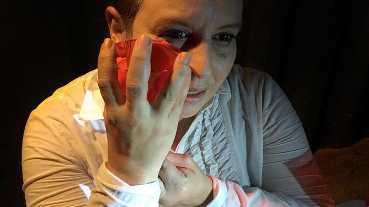 La actriz Nitsy Grau protagoniza ‘Las manos de Lady Macbeth’ en Microteatro Miami.