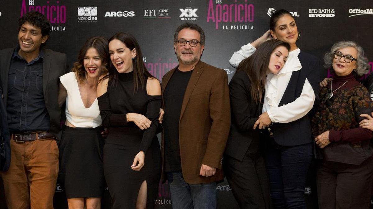 El director Moises Ortiz Urquidi, al centro, junto al elenco de Las Aparicio. Desde la izq.: Tenoch Huerta, Iliana Fox, Ana de la Reguera, Erendira Ibarra, Liz Gallardo y María del Carmen Farias.