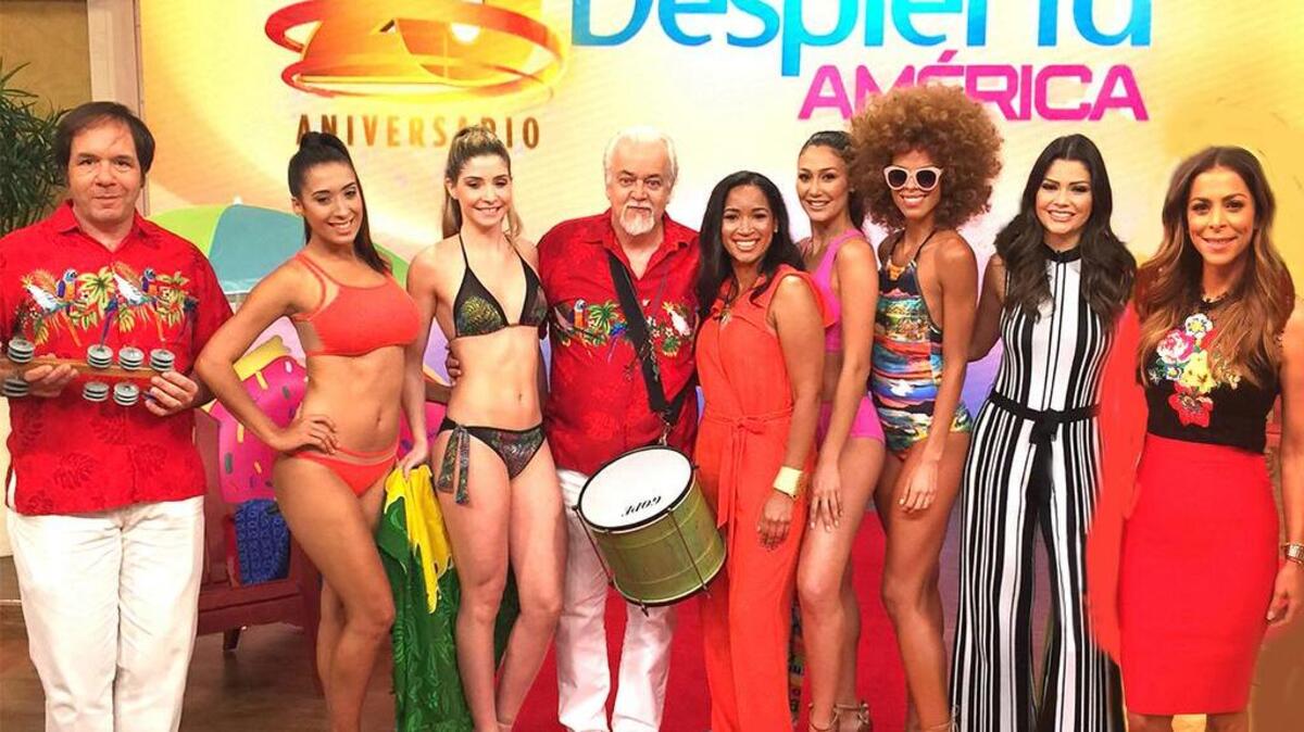 Ana Patricia y Lourdes Estefan, junto a Katiuska, sus modelos y la batucada Brazilian & Latin Sounds.