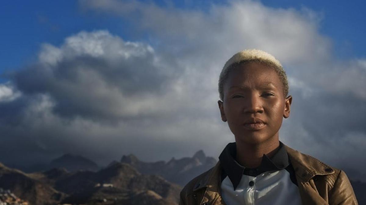 Aissa Mado Diop, nacida en Camerún, protagoniza su propia vida en el docudrama ‘Los caminos de Aissa’.