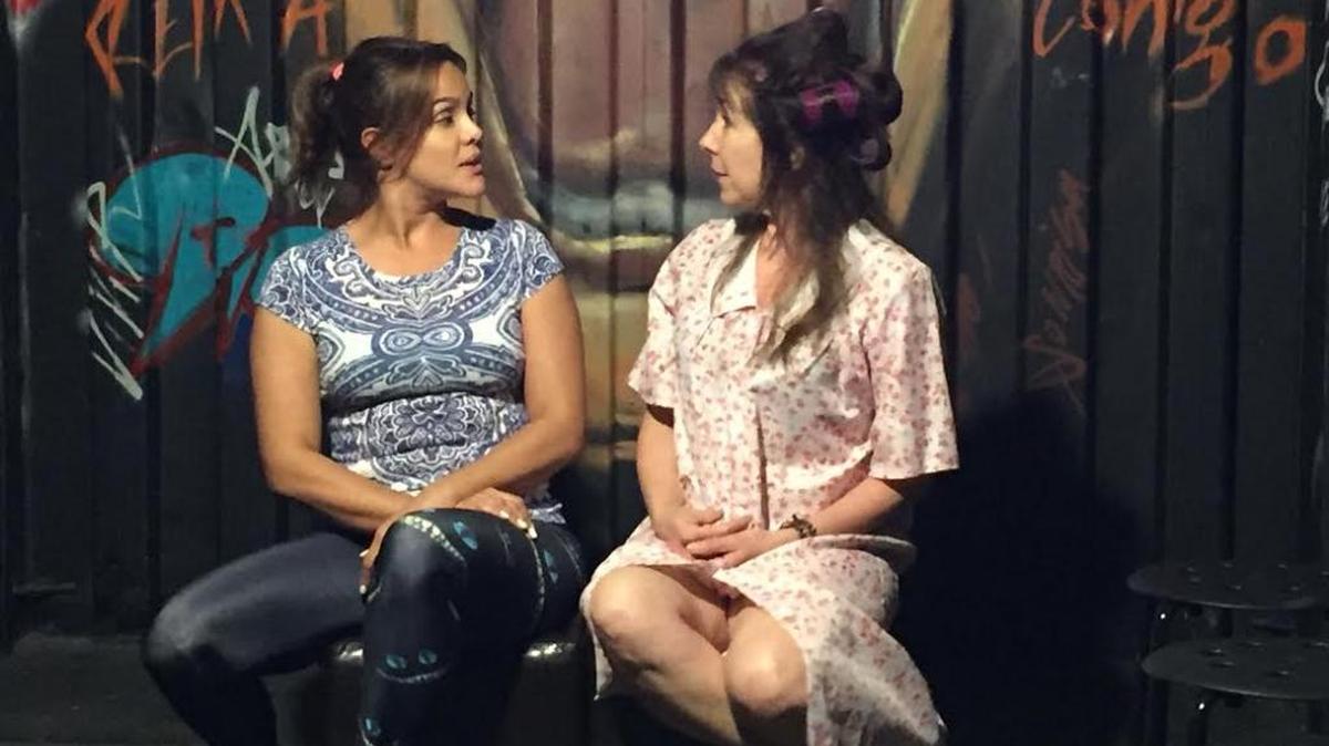 Carolina Jaramillo y Sandra Pérez interpretan a Verónica y a Martha, respectivamente, en la comedia ‘El asesinato de Garfield’.
