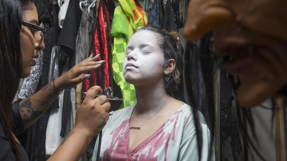 Jess Cotes (izq.) pone maquillaje a Alex Alicea en ‘House of horror’ en el Miami International Mall, en Doral.