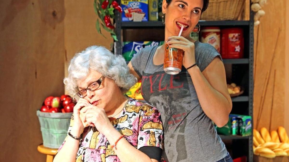 Lizaida Mansito y Mariela Brito interpretan a Abuela Dolores y Angelita, respectivamente, en la comedia ‘La bodeguita de Hialeah’.