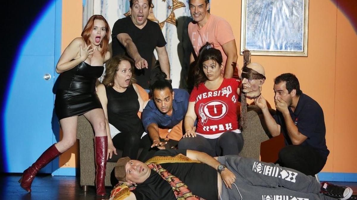 Elenco de un ‘Juguete para mi mujer’. Erich Concepción (acostado). Desde la izquierda:Yani Martín, Dianelis Brito, Vladimir Escudero, Roxana Montenegro y Léster Martínez. Al fondo: Ramón Fabián Veloz y Rolando Tarajano.