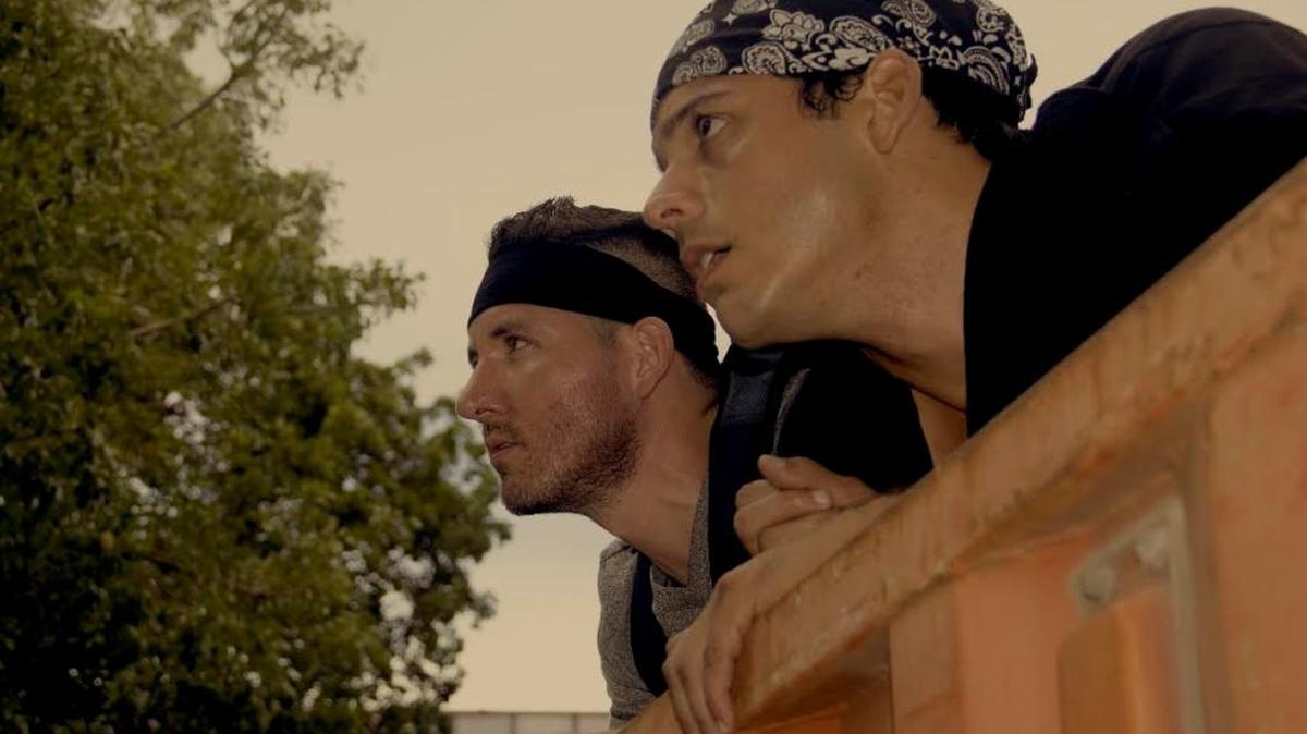 Roldán Piedrazul y Carlos Mena (der.) protagonizan el drama ‘Colgados’ en Microteatro Miami.