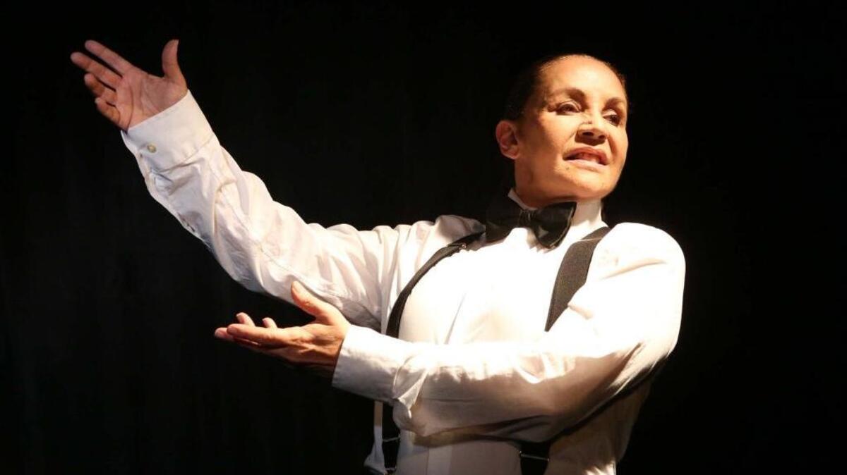 La actriz venezolana Flor Núñez interpreta 10 personajes en el unipersonal ‘Memorias de Tere’, que ocupará el Paseo de las Artes de Doral a partir del 8 de julio.