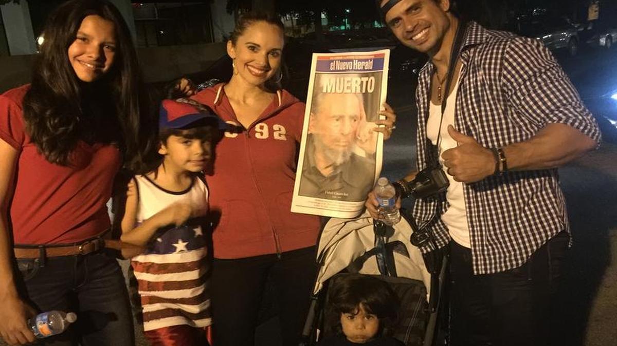 Pedro Moreno y su familia frente al restaurante Versailles.
