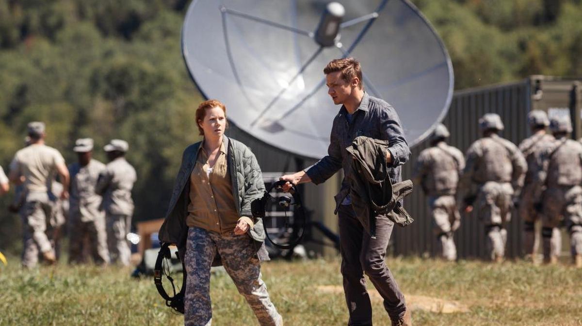 Amy Adams y Jeremy Renner en una escena de ‘Arrival’ (2016).