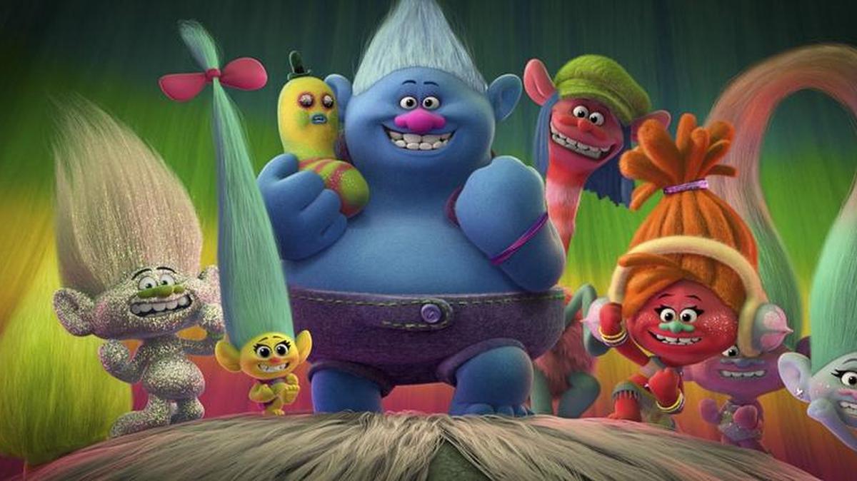 Retozones y felices son los tiernos pequeñuelos de ‘Trolls’ (2016), coronados por pelos de color rosa, azul, verde, amarillo, que apuntan a lo alto como untados por una capa de gel.