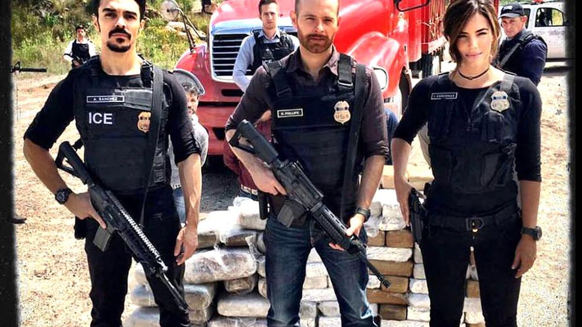 Shalim (izq.) en su rol de atrapa-narcos en ‘Señora Acero-3, La Coyote’.