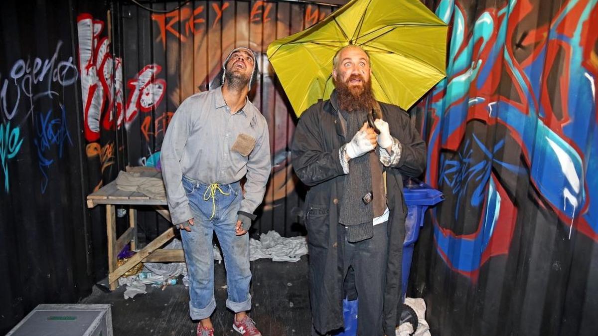 Frank Egusquiza y Jorge Luis Curbelo interpretan a una pareja de mendigos en la comedia ‘Brad Pitt no existe’.