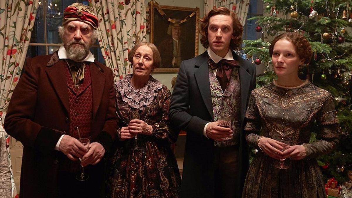 Jonathan Pryce, Ger Ryan, Dan Stevens y Morfydd Clark en una escena de “The Man Who Invented Christmas” (2017).