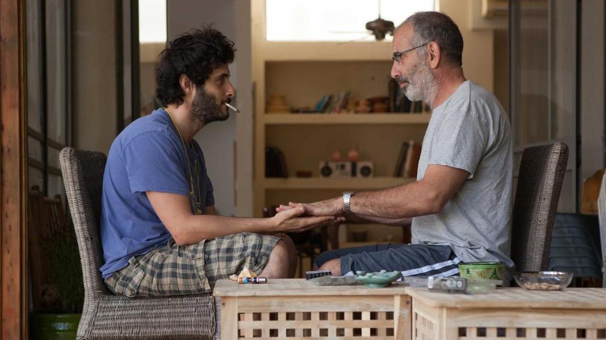 Shai Avivi y Tomer Kapon en una escena de ‘One Week and a Day’ (2016).