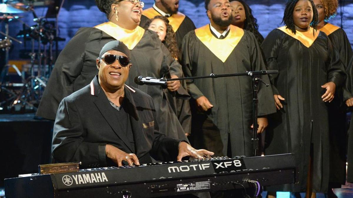 El legendario músico norteamericano Stevie Wonder cantando “Lean on Me” en el evento recaudarotio.