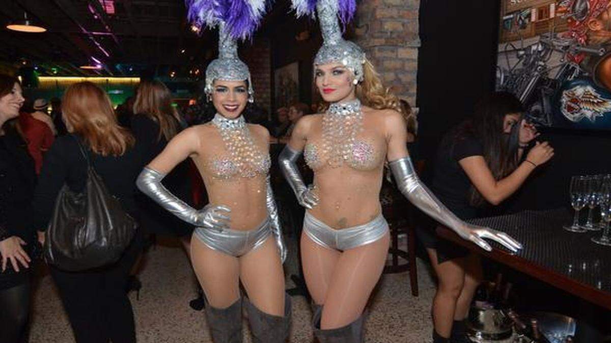 
Las bailarinas Linet García y Elizabeth Pernas dan la bienvenida
