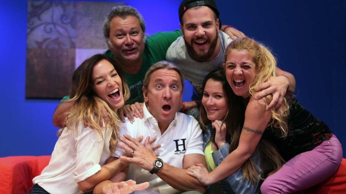 ‘Bajo terapia’ se estrena en el Teatro 8 con las actuaciones de (desde la izquierda sentados) Claudia Albertario, Javier Ceriani, Gaby González y Jessica Álvarez. Al fondo: Alejandro Vales y Kevin Cass.