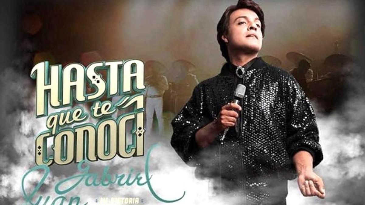 Julián Román como Juan Gabriel.