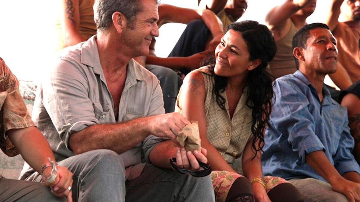 Dolores Heredia (der.) y Mel Gibson.