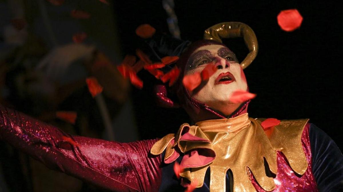 En ‘Tiempos modernos’ Franklin Virgüez interpreta a Pupú, el arlequín que enfrenta al dueño del circo.