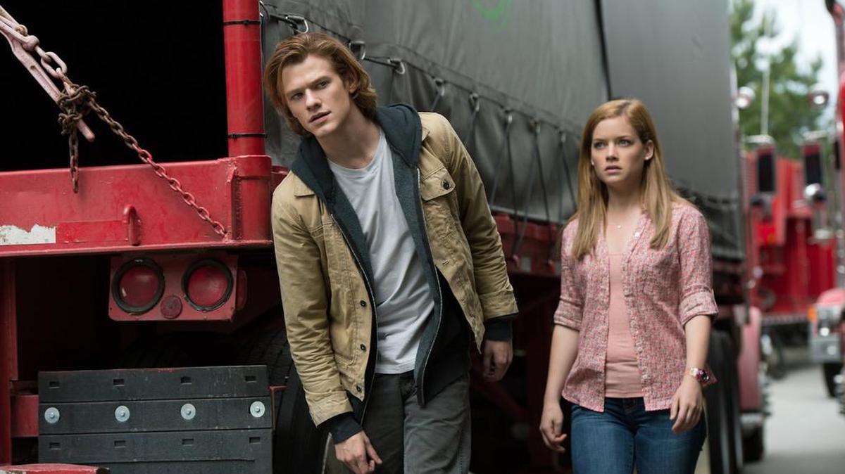 Lucas Till y Jane Levy en una escena de ‘Monster Trucks’ (2016).
