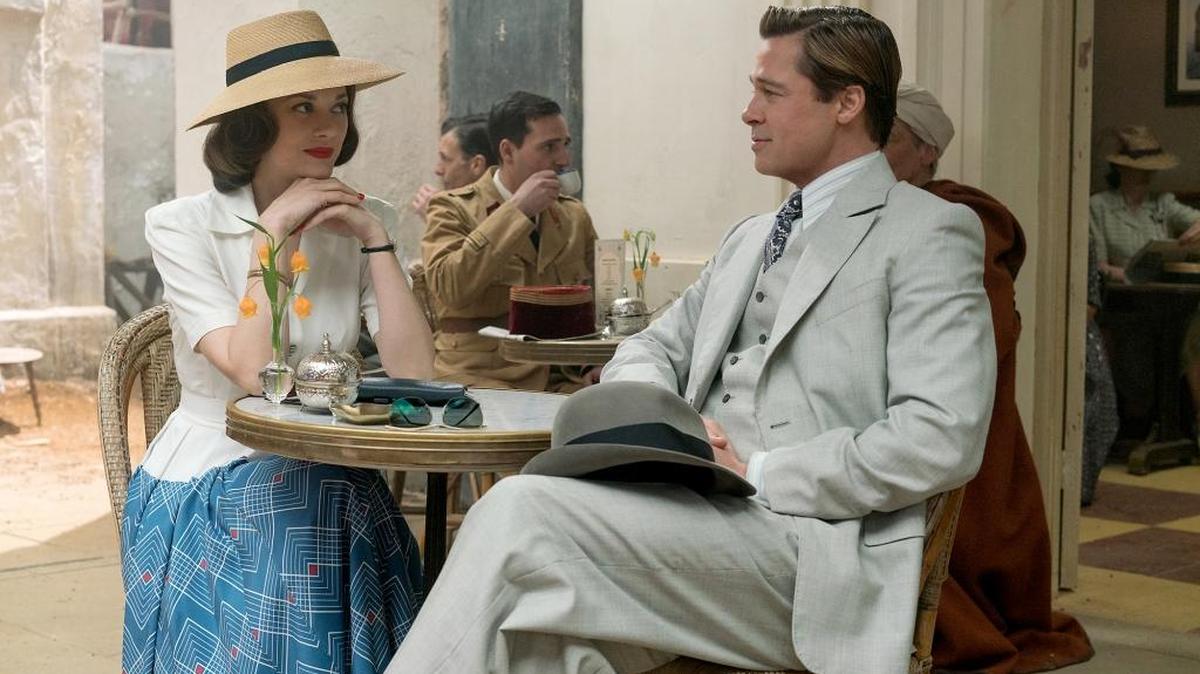 Brad Pitt en el papel de Max Vatan y Marion Cotillard como Marianne Beausejour en la película ‘Allied’.