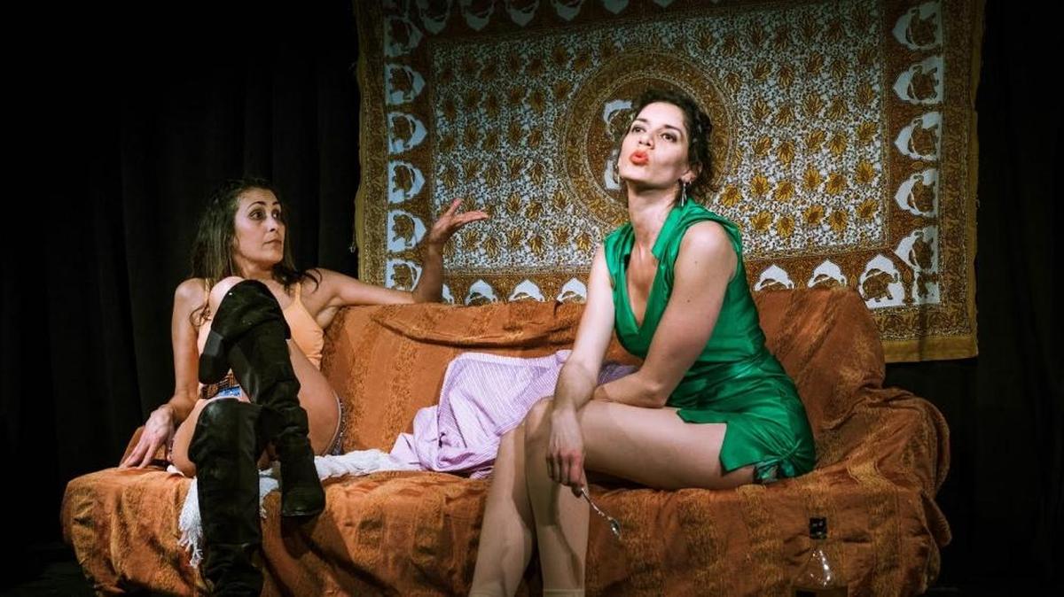 Edmi De Jesús y Edna Lee Figueroa en la obra ‘Santa Bárbara es una femme fatale’, en ArtSpoken Performing Arts Center.