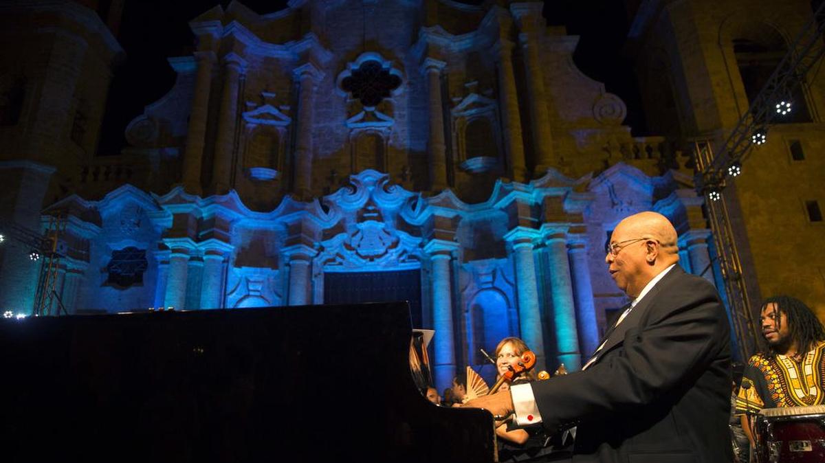 El legendario pianista de jazz cubano Chucho Valdés se presentará en Miami el sábado 14 de noviembre.