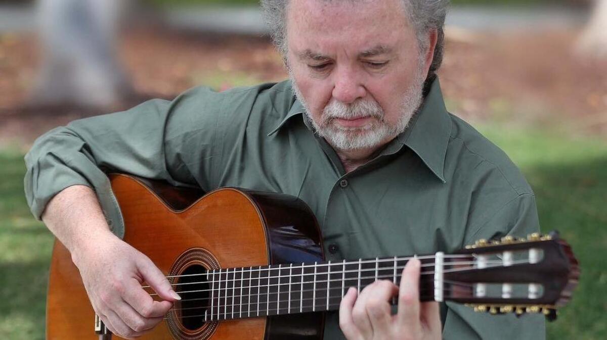 El Maestro Manuel Barrueco en Miami Beach, el pasado lunes 3 de abril, ensayando para el concierto de este viernes en la Iglesia Episcopal St. Philip de Coral Gables.