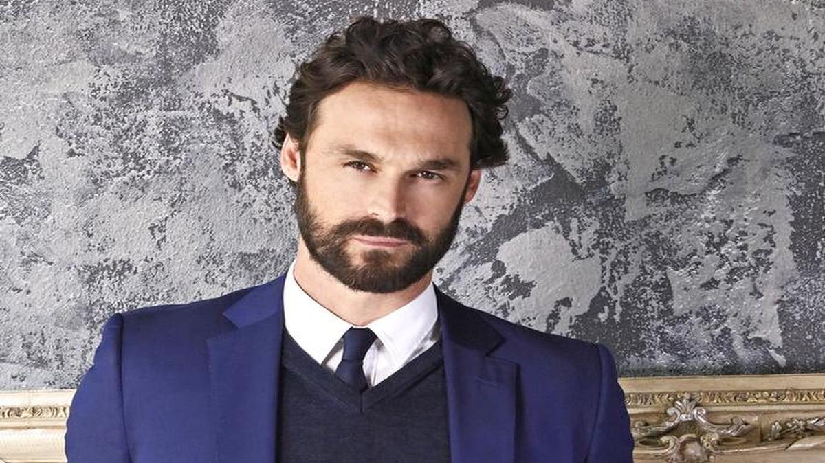 Guapo, talentoso y muy varonil, el galán español saltó a la fama internacional gracias a su actuación y atrevidas escenas que protagonizó en brazos de Kate del Castillo en la famosa serie La Reina del Sur.