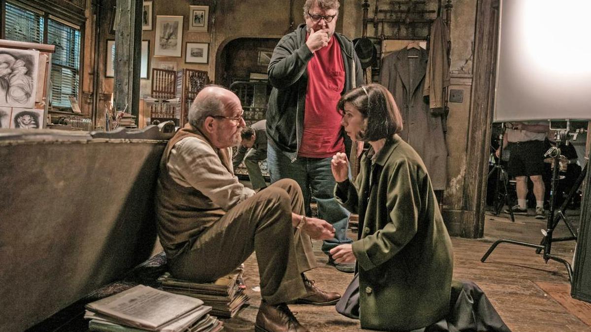 El director mexicano Guillermo del Toro (c), el actor Richard Jenkins (i), como Giles, y la actriz Sally Hawkins (d), como Elisa Esposito, durante el rodaje de “The Shape of Water”. El largometraje parte como gran favorito en la 75 edición de los Globos de Oro con siete nominaciones, incluidas mejor película de drama y mejor director.
