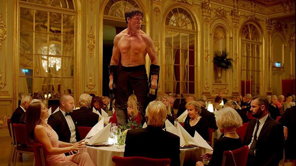Terry Notary en una escena de “The Square” (2017).