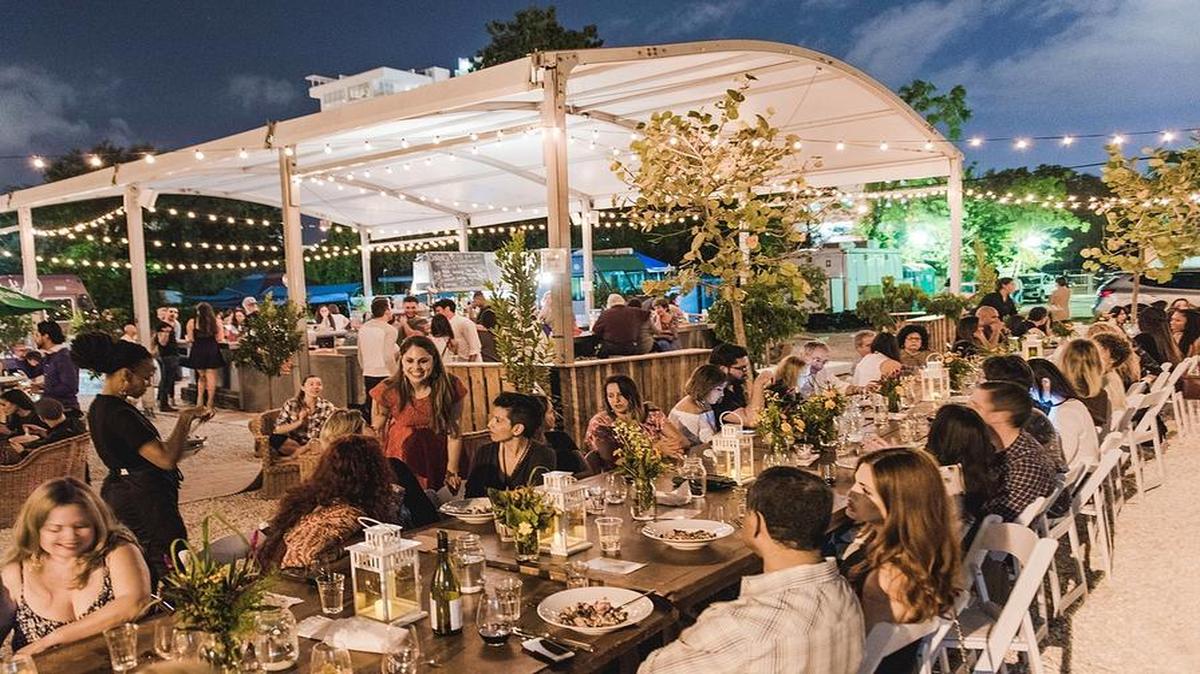 Puedes comenzar tu recorrido en Wynwood Yard, un patio al aire libre con actividades todos los días, que incluyen comida, música en vivo, actividades culturales y hasta yoga.
