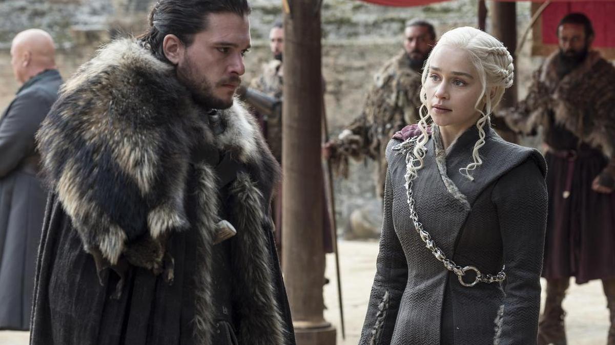 Los actores Kit Harington y Emilia Clarke en el último episodio de la séptima temporada de “Game of Thrones”.
