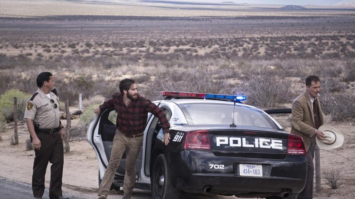 Franco Vega (izq.), Jake Gyllenhaal y Michael Shannon en una escena de ‘Nocturnal Animals’ (2016).