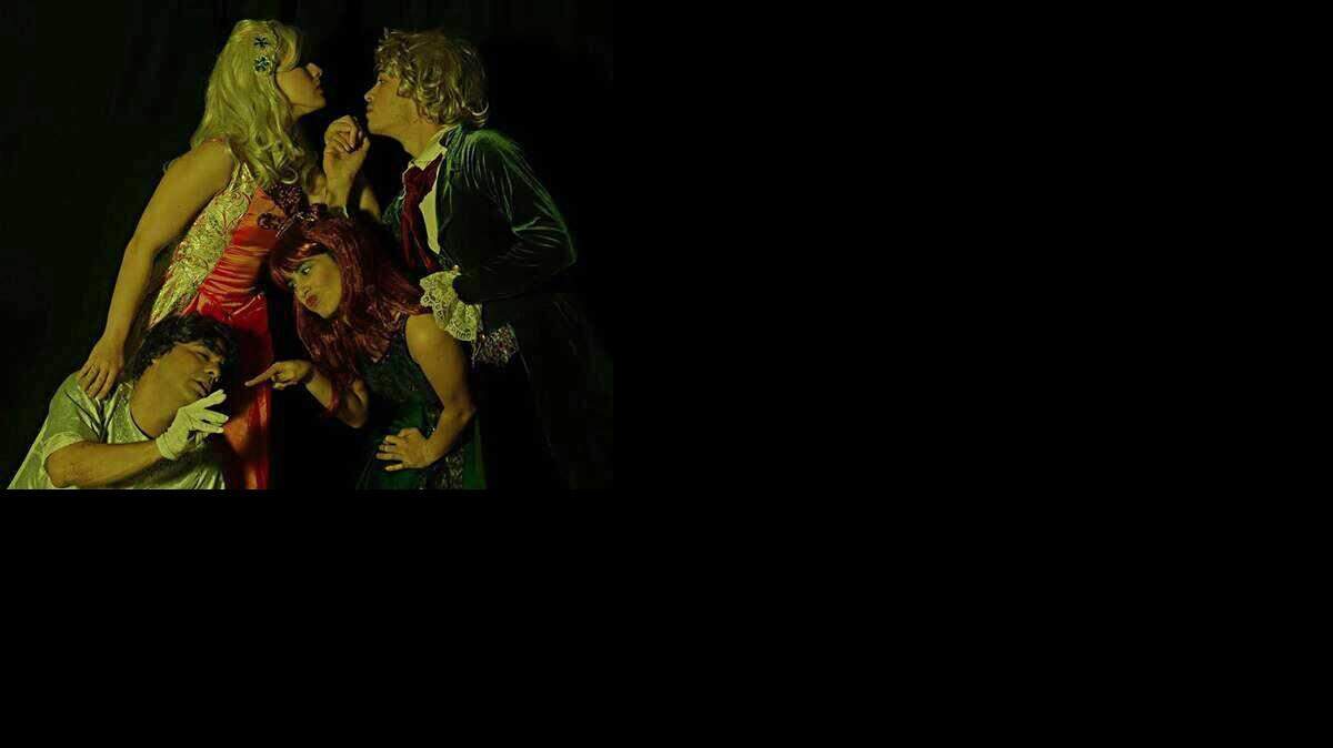 
Daniela Marín Brito, Héctor Alejandro González (de pie), Rosabel Ceballes y Javier Cervelló en ‘La fierecilla domada’. 
