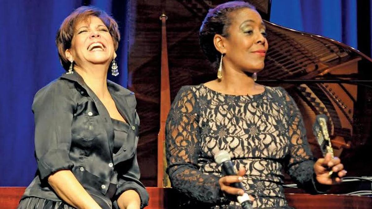 Las cantantes Ivette Cepeda (izq.) y Xiomara Laugart.