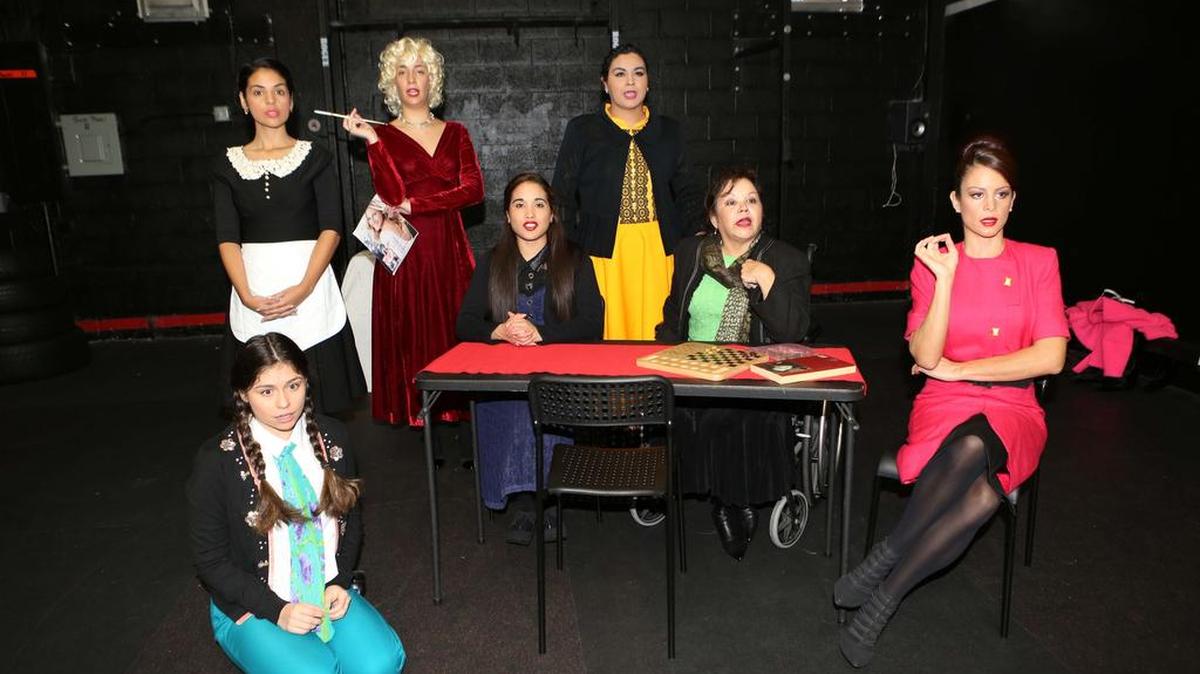 Elenco de ‘Malicias’. Desde la izquierda: Oriana Paola (sentada en el piso), Paola Oramas, Rosalyn Tavares, Naomí Marquez (sentada mesa), Francia Ortiz, Jocelyn Lovos (sentada mesa) y Marzolayde Medina.