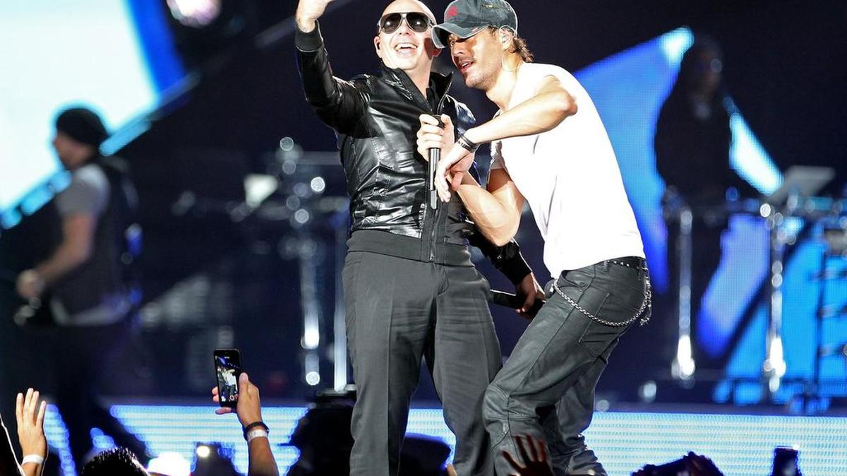 Pitbull y Enrique Iglesias durante su concierto en la American Airlines Arena de Miami, el 26 de octubre de 2014.