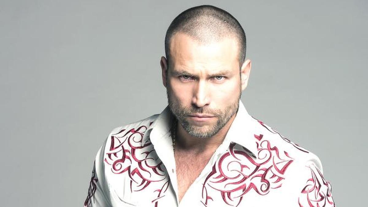 Rafael Amaya como Aurelio Casillas.