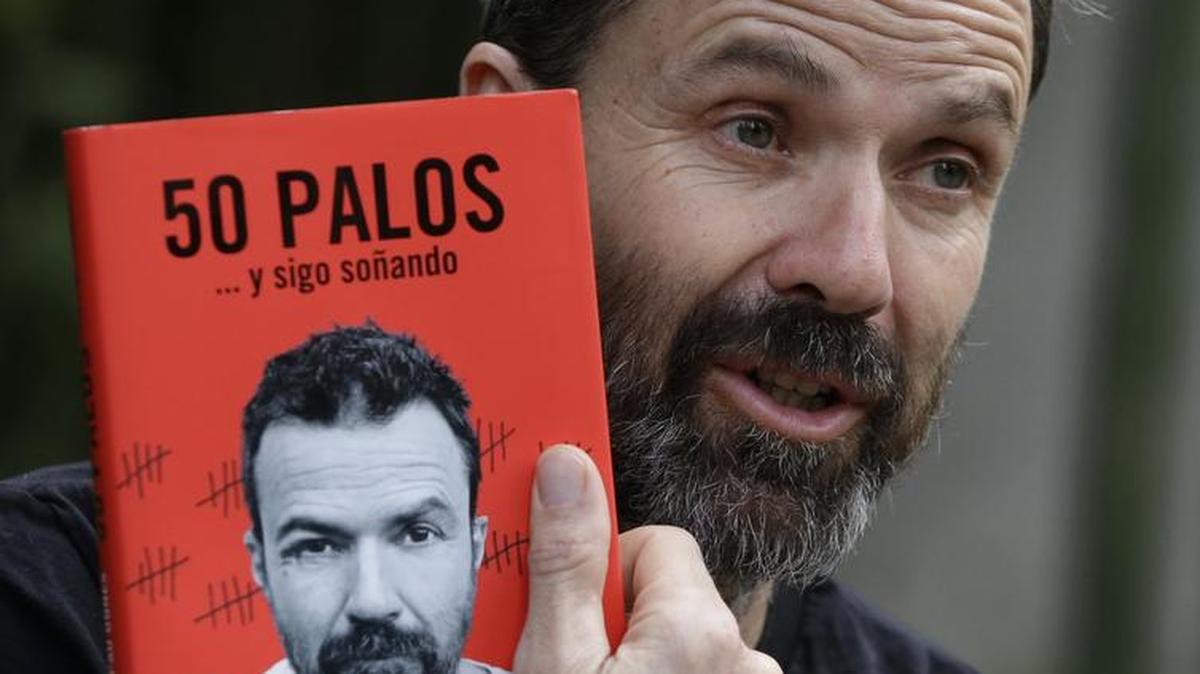Un ambicioso proyecto artístico llevó a Pau Donés a lanzar un nuevo álbum y un libro titulados “50 Palos”, con los que celebra 50 años de edad y 20 dedicados a la música.