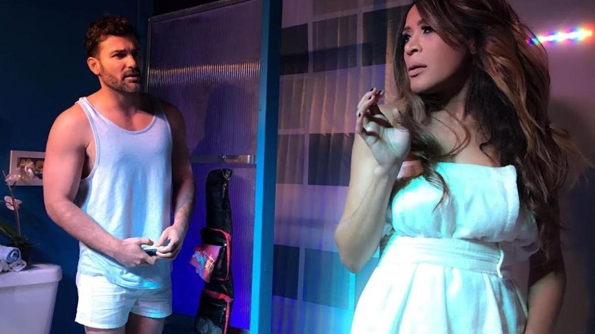Marger y Mauricio Mejía protagonizan ‘Conquistando la noche’ en la 50 temporada de Microteatro Miami.