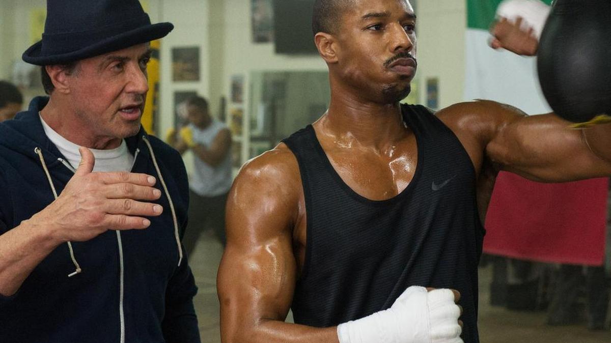 Revive la saga Rocky, con Sylvester Stallone como el púgil retirado, que entrena al joven Adonis Johnson interpretado por Michaell B Jordan.