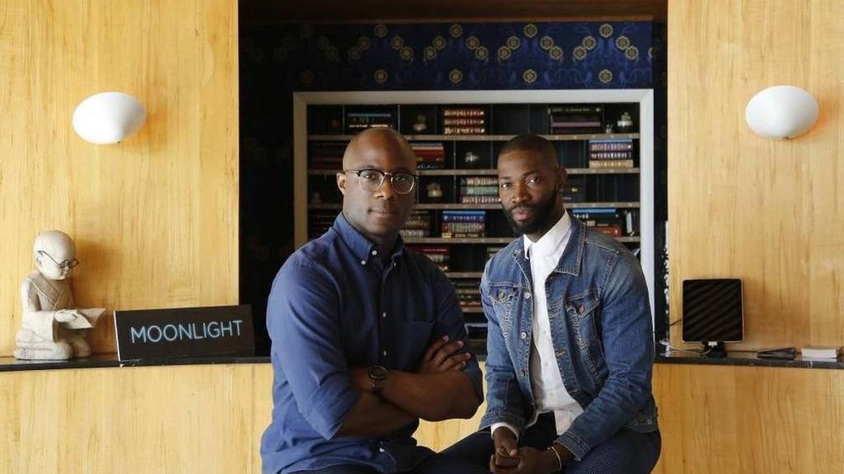 Tarell Alvin McCraney (der.), productor ejecutivo de ‘Moonlight’ y ganador del Globo de Oro 2016 a la Mejor Película, junto a Barry Jenkins, director del filme.