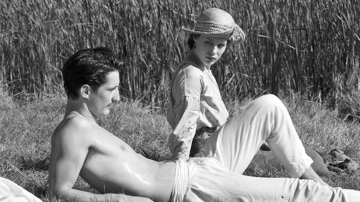 Pierre Niney y Paula Beer en una escena de ‘Frantz’ (2016).
