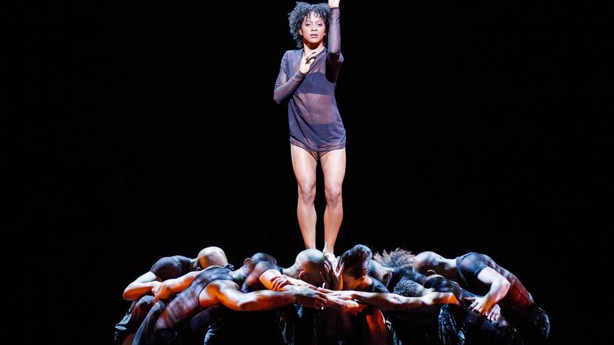 El Alvin Ailey American Dance Theater en la pieza ‘Deep’, del coreógrafo Mauro Bigonzetti.