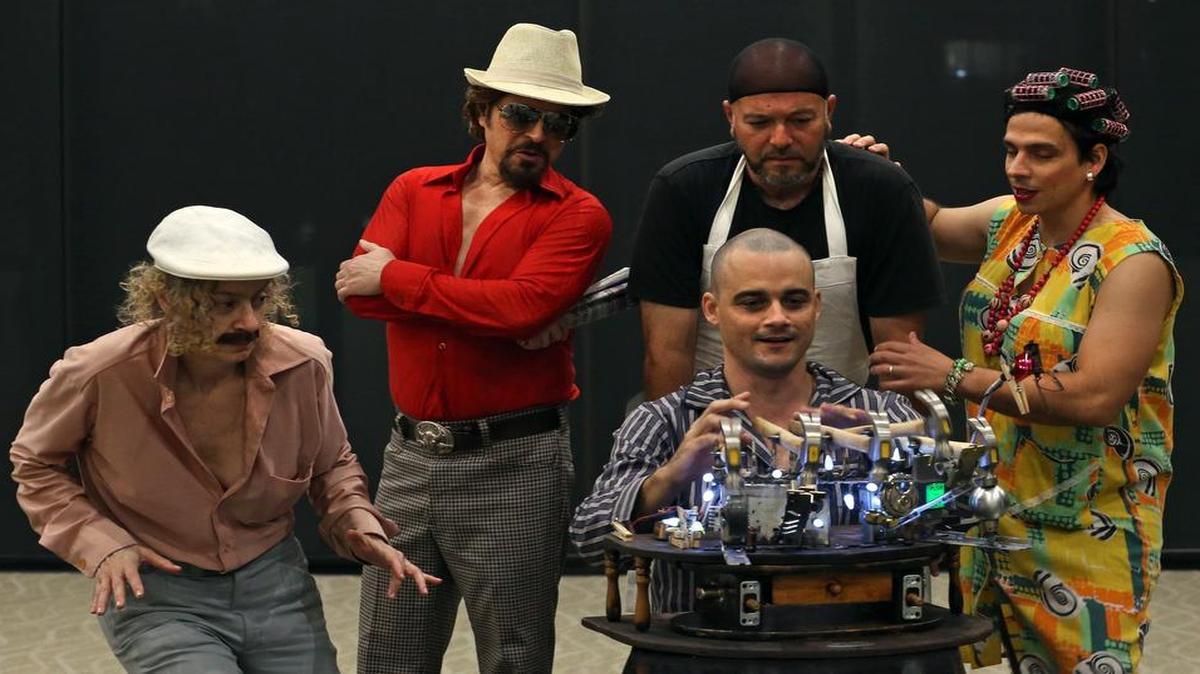 Elenco de ‘El cuento de René’. Desde la izquierda: Rosie Inguanzo, Larry Villanueva, Carlos Acosta-Milián, Ariel Texidó y Andy Barbosa.