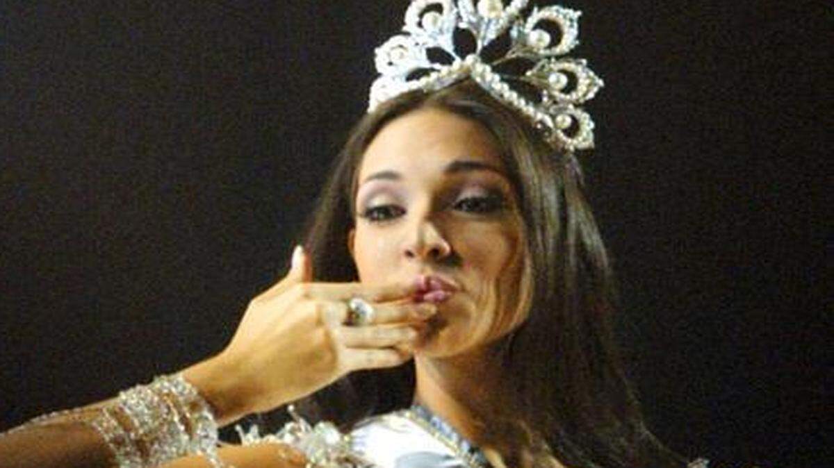 
La dominicana Amelia Vega después de ser coronada Miss Universo 2003, en Panamá. 
